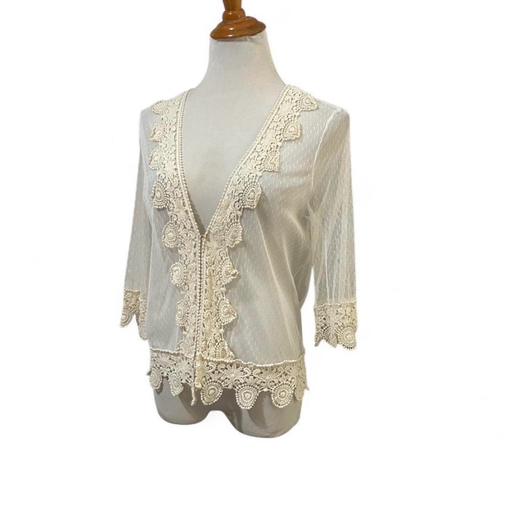 ISSI Cream Lace Detail top - Picture 2 of 7